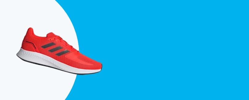 Tênis de corrida adidas vermelho sobre fundo azul