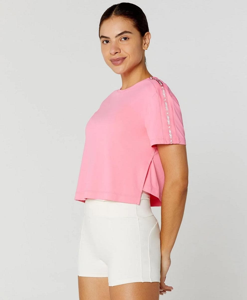 T-SHIRT ALTO GIRO ABERT LATERAL E FITA PERSONALIZADA FEMININA REF:2412712 — ROSA