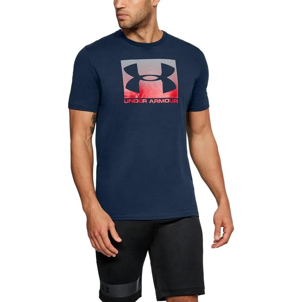 CAMISETA UNDER ARMOUR BOXED SPORTSTYL MASCULINA REF:1356277 — MARINHO