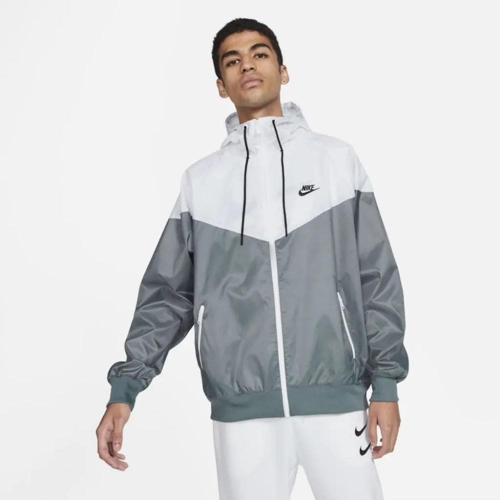 JAQUETA NIKE SPORTSWEAR WINDRUNNER MASCULINA REF:DA001 — CINZA-BRANCO