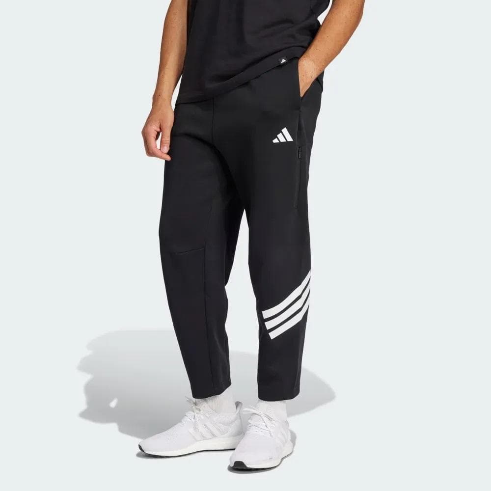 CALÇA ADIDAS FUTURE ICON TRÊS LISTRAS MASCULINA REF:JD4889 — PRETO