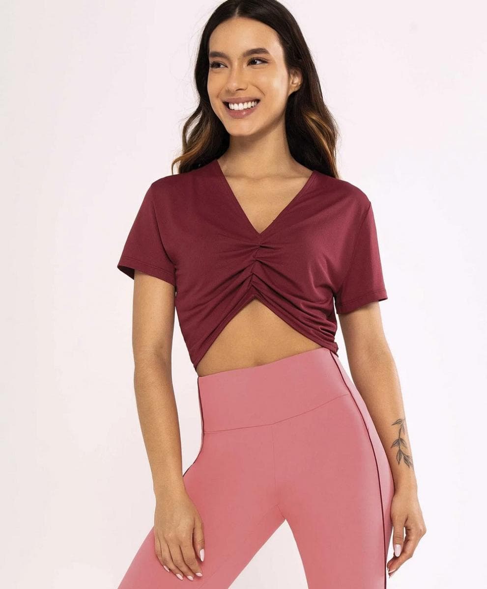 T-SHIRT ALTO GIRO CROPPED PORUS DETALHE TORCIDO FEMININO REF:2312706 — EARTH RED