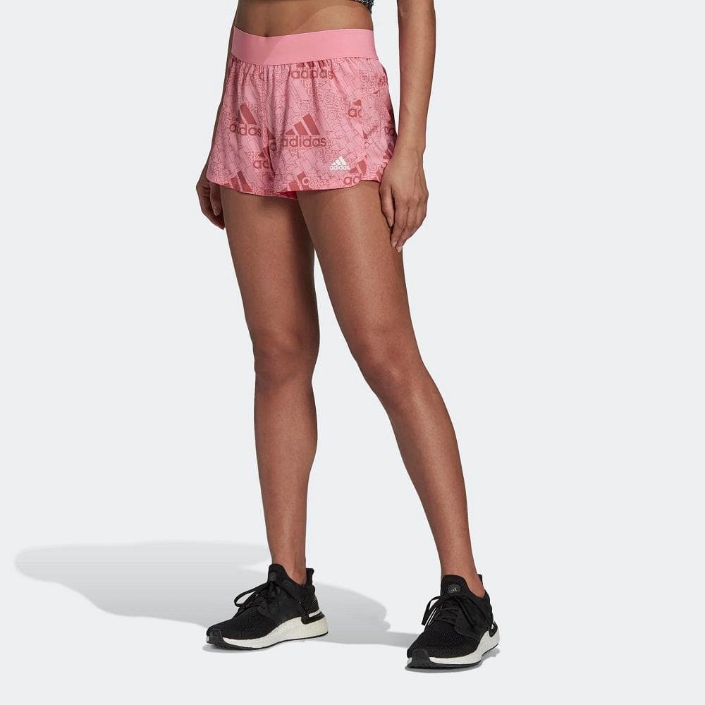 SHORTS ADIDAS PACER ESTAMPA LOGO FEMININO REF:HD3921 — ROSA-VERMELHO